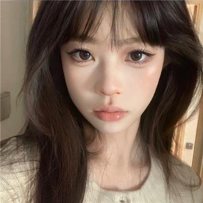 濠河边上的女人